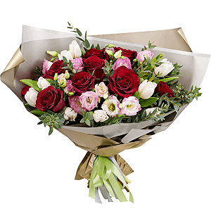 Роза красная 50 см - 19, Тюльпан розовый - 14, Лизиантус (Эустома) розовый - 7, Эвкалипт парвифолия, Современная упаковка