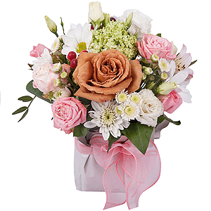Роза Тоффи - 1, Peony sprayrose - 1, Bacardi White Spray Chrysanthemum - 2, Athos poms Stallion - 2, Alstromeria white, soft pink - 3, lisianthus - 1, Oasis, Wrapping Paper, Pistachio, Hypericum, Viburnum