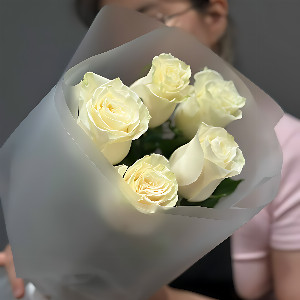 Bouquet "Snow-White Confession" with Roses with delivery Magnitogorsk