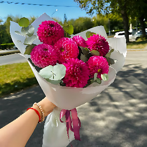Букет "Малиновый сад" с георгинами с доставкой в Магнитогорске