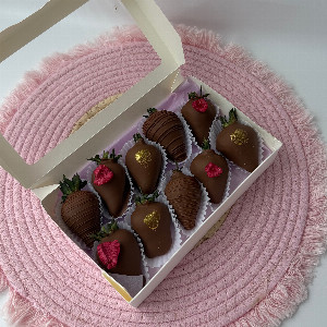 "Milk Chocolate Kiss" Strawberries with delivery Magnitogorsk