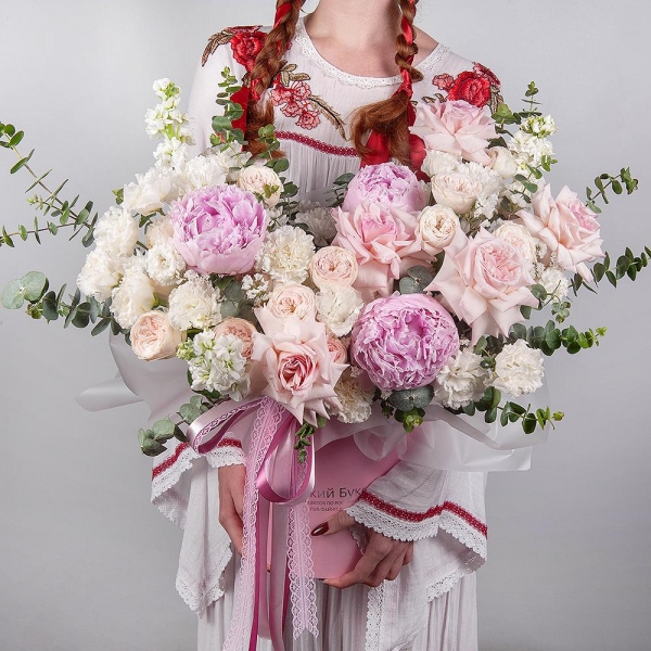 Peony pink - 3, Peony sprayrose - 3, Baltica White Spray Chrysanthemum - 3, White Matthiola - 3, lisianthus - 5, Carnation white, cream - 19, Rose Esperance - 9, Round flower box medium, Oasis, White statice, Eucalyptus, Ribbon