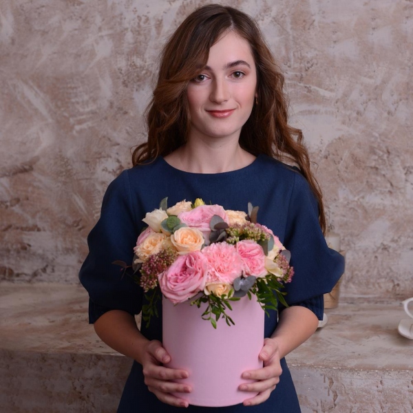 David Austin peonyroses - 11, Spray rose: white, cream, light pink 50 cm - 7, Pink carnation - 5, Eucalyptus Cinerea, Pistachio, Round flower box small , Oasis, Sedum