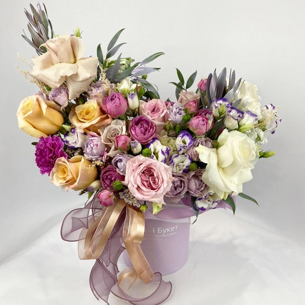 Rose Cream 50 cm - 7, White rose 50 cm - 6, Pink carnation - 5, White Matthiola - 4, Peony rose pink 'OHara' - 3, Spray peony rose Lavander, 50 cm - 2, Purple Lisianthus (Eustoma) - 3, Spray peony rose Misty Bubbles, 50 cm - 2, Carnation white, cream - 4, Round flower box small , Oasis, Ruscus italian, Leukodendron, Ribbon