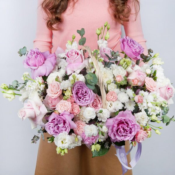 Роза Эквадор фиолетовая 50 см  - 6, Роза Эквадор розовая 50 см  - 5, Гвоздика белая, кремовая - 6, Роза пионовидная 'OHara' розовая - 3, Роза кустовая розовая, ярко-розовая 50 см - 3, Лизиантус - 2, Гвоздика кустовая белая - 4, Маттиола белая - 3, Хризантема кустовая Балтика белая - 4, Гвоздика розовая - 4, Корзина средняя, Оазис, Эвкалипт цинерия, Современная упаковка