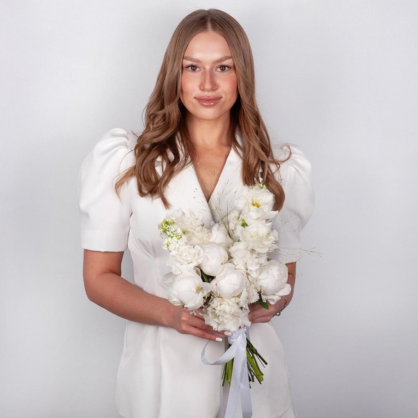 Peony white - 5, lisianthus - 3, White Matthiola - 3, Carnation white, cream - 15, Limonium (1 pc.), Ribbon, Panicum