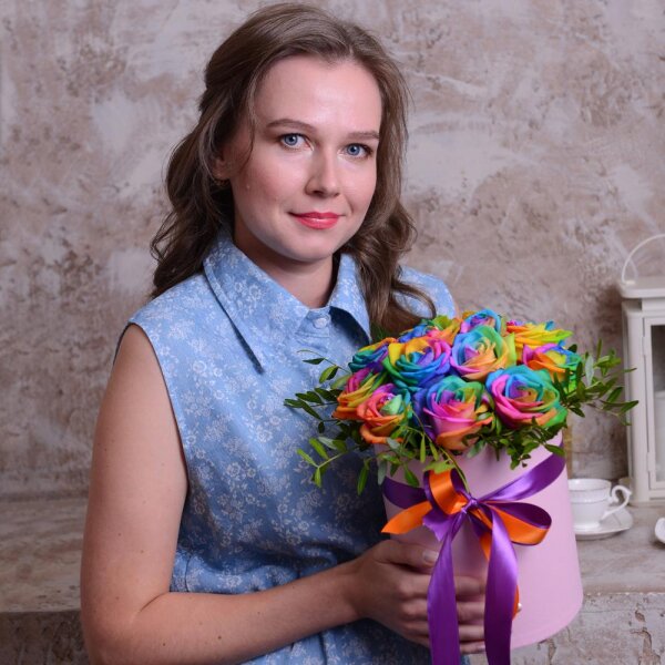 Роза радужная 50 см - 21, Шляпная коробка маленькая, Оазис, Фисташка, Лента