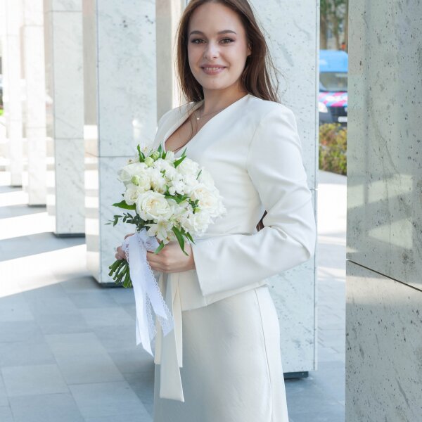 White rose 50 cm Ecuador - 7, Alstromeria white, soft pink - 9, lisianthus - 3, White spray carnation - 5, White Matthiola - 1, Carnation white, cream - 9, Ribbon