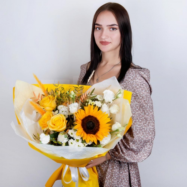 Sunflower - 1, Santini White Spray Chrysanthemum - 4, lisianthus - 3, Yellow rose 50 cm - 4, White spray carnation - 2, Pistachio, Wrapping Paper, Dried flowers decor