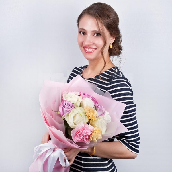 White rose 50 cm - 3, Pink rose 50 cm - 5, Yellow carnation - 2, Carnation white, cream - 3, Pink carnation - 3, Wrapping Paper, Ribbon