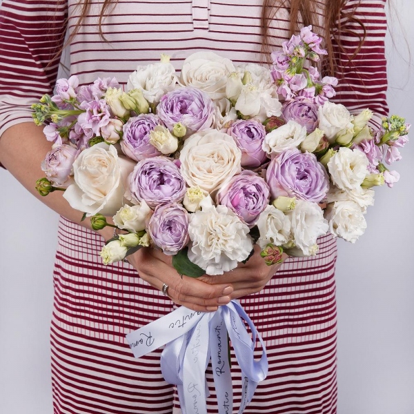 Роза Эквадор белая 50 см   - 5, Роза кустовая пионовидная Лавандер 50 см - 3, Маттиола розовая - 3, Гвоздика белая, кремовая - 5, Лизиантус - 4, Лента