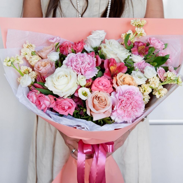Роза кремовая 50 см - 5, Роза белая 50 см - 3, Лизиантус - 2, Гвоздика розовая - 5, Альстромерия белая, нежно-розовая - 4, Роза кустовая белая, кремовая, нежно-розовая 50 см - 2, Маттиола белая - 5, Гвоздика кустовая розовая - 3, Фисташка, Современная упаковка