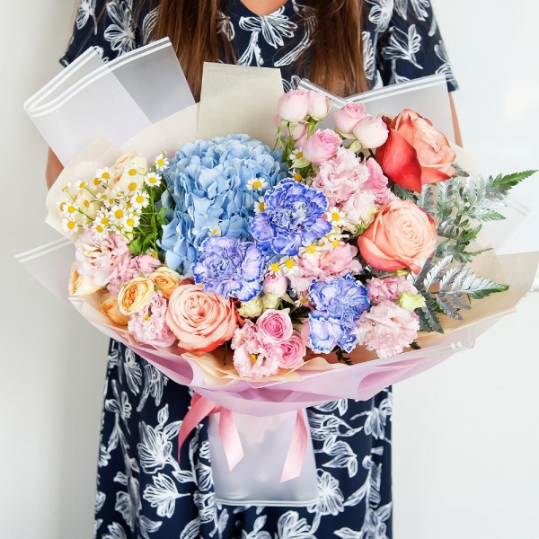Гортензия голубая/фиолетовая - 1, Гвоздика сиреневая - 7, Роза пионовидная Кахала 50 см - 5, Роза кустовая белая, кремовая, нежно-розовая 50 см - 6, Танацетум - 2, Лизиантус (Эустома) розовый - 3, Папоротник, Современная упаковка