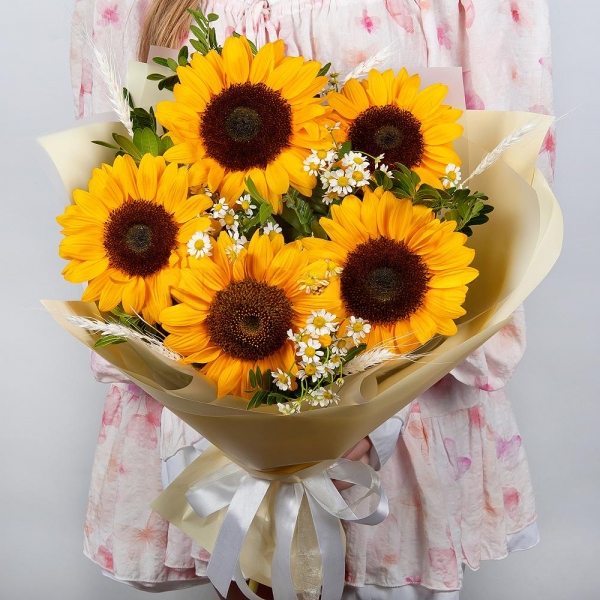 Sunflower - 7, Chamomile - 5, Dried flowers in assortment, Pistachio, Wrapping Paper