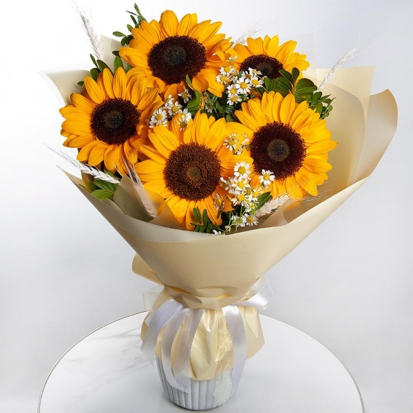 Sunflower - 9, Chamomile - 5, Dried flowers in assortment, Pistachio, Wrapping Paper