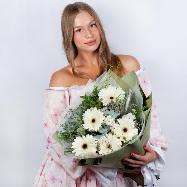 Gerbera white - 9, White Matthiola - 3, Pistachio, Eucalyptus, Brunia Green Lanuginosa (1 pc.), Eryngium, Green bell (1 pc.), Dried flowers in assortment, Wrapping Paper