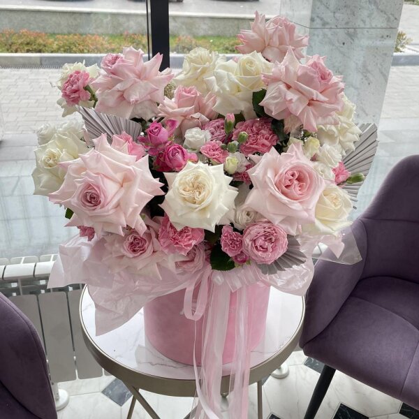 Baltica White Spray Chrysanthemum - 4, Peony sprayrose - 3, Peony rose pink 'OHara' - 11, lisianthus - 3, Pink carnation - 17, Pink spray carnation - 4, Rose Pink 50 cm Ecuador (Chelo, Hermosa, Novia, Titanik, Engagement, Pink Mondiale) - 7, Round flower box medium, Oasis, Ribbon, Ozotamnus, Dried flowers in assortment